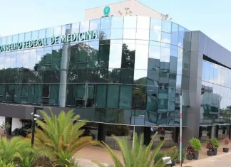 Entidades criticam CFM após veto a terapias para jovens trans