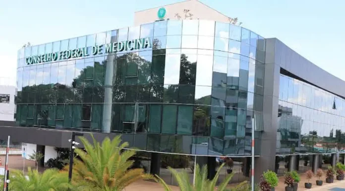 Entidades criticam CFM após veto a terapias para jovens trans