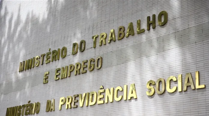 Governo notifica patrões sobre atraso do FGTS de empregadas domésticas