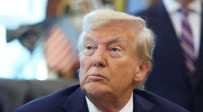Trump ameaça cancelar licenças de TVs e rádios que criticam governo