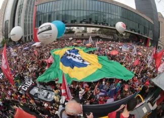São Paulo tem 42 mil pessoas em ato contra PEC da Blindagem e anistia