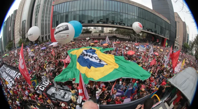 São Paulo tem 42 mil pessoas em ato contra PEC da Blindagem e anistia