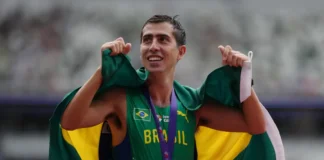 Caio Bonfim é campeão mundial dos 20 km da marcha atlética em Tóquio