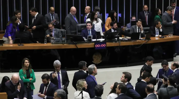 Câmara derruba voto secreto em PEC da Blindagem por falta de quórum