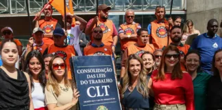 Manifestantes fazem ato em defesa da Justiça do Trabalho em São Paulo