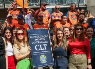 Manifestantes fazem ato em defesa da Justiça do Trabalho em São Paulo