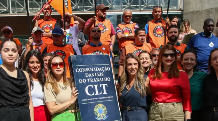 Manifestantes fazem ato em defesa da Justiça do Trabalho em São Paulo