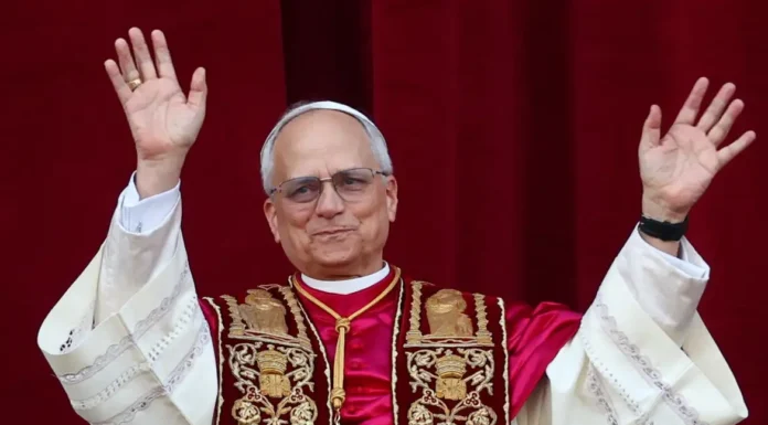 Em 1ª saída do Vaticano, Leão 14 visita túmulo do papa Francisco
