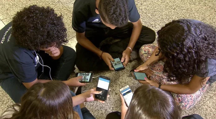 Adolescentes não têm apoio para lidar com redes sociais, diz pesquisa