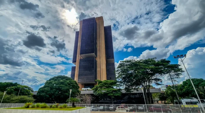 Copom eleva juros básicos da economia para 14,75% ao ano