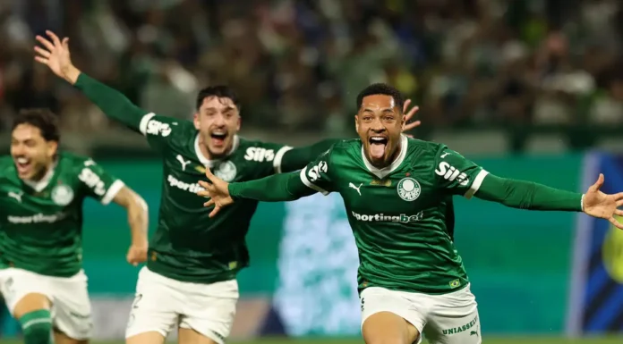 Vitor Roque marca nos acréscimos para levar Palmeiras à liderança