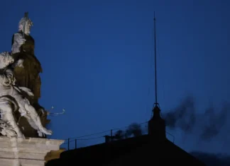 Fumaça preta: cardeais ainda não escolheram papa