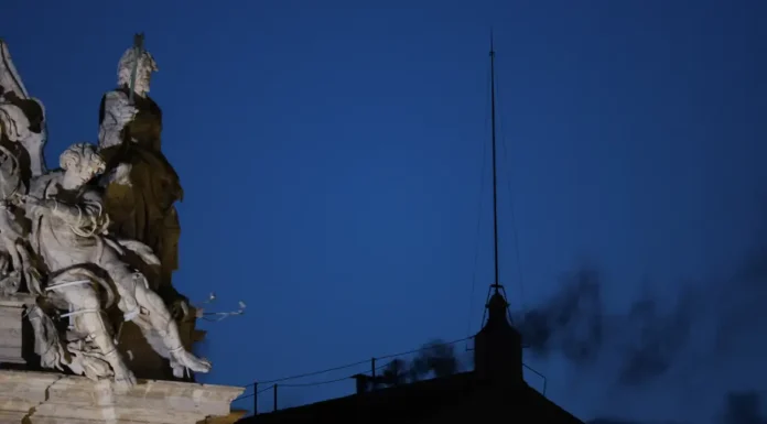 Fumaça preta: cardeais ainda não escolheram papa