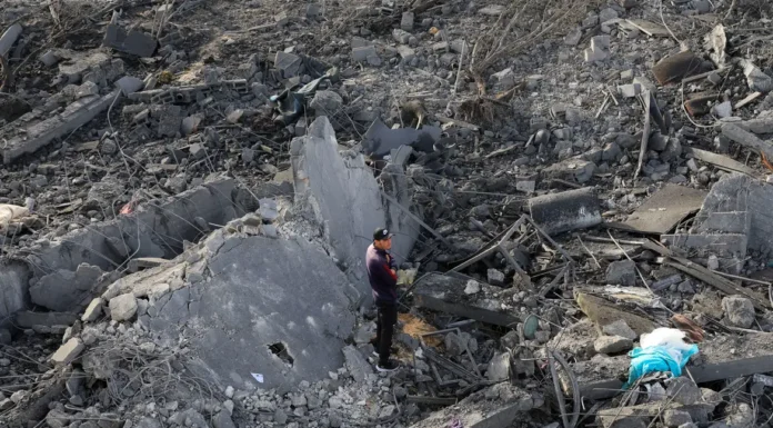 Ataques israelenses matam dezenas em Gaza enquanto Trump visita região