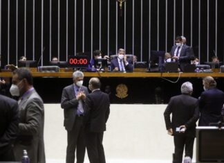 Câmara aprova inclusão da educação bilíngue de surdos na LDB