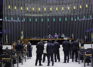 Após atraso, urgência para corte de gastos segue na pauta da Câmara
