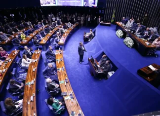 Em meio ao PL da Anistia, Senado homenageia redemocratização do Brasil
