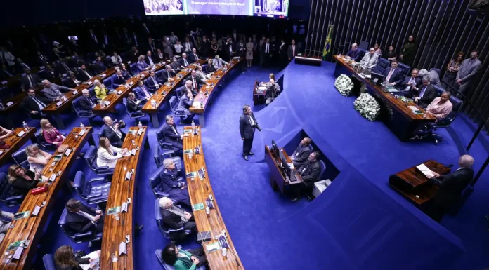Em meio ao PL da Anistia, Senado homenageia redemocratização do Brasil
