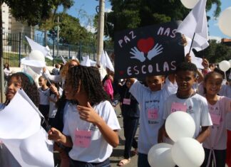 Caminhada em Paraisópolis alerta para cultura de paz nas escolas