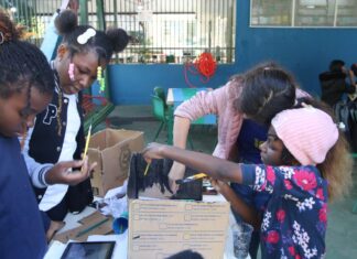 Após 8 anos de luta, escola muda de nome e homenageia escritora