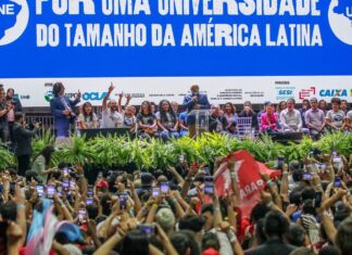 Lula participa de congresso da UNE e promete mais universidades