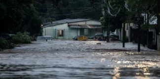 Córrego transborda e volta a invadir casas em Porto Alegre
