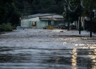 Córrego transborda e volta a invadir casas em Porto Alegre
