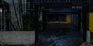 RS: Defesa Civil retira moradores de bairro com risco de deslizamento