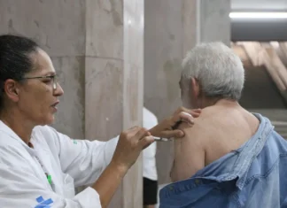 Vacinação de grupos de risco é principal desafio no combate à covid-19