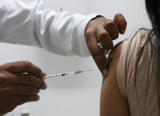 “Doses de reforço contra covid-19 salvam vidas”, diz especialista
