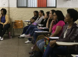 Rede de cursinhos populares dá bolsa de R$ 200 a estudantes