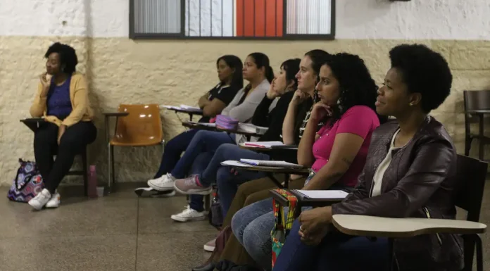 Rede de cursinhos populares dá bolsa de R$ 200 a estudantes