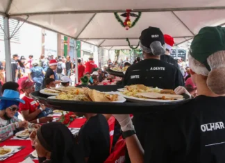Movimentos sociais fazem ceia de Natal para moradores de rua em SP