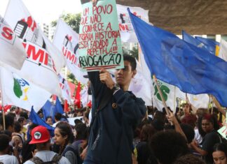 Estudantes fazem passeata pela revogação do novo ensino médio em SP
