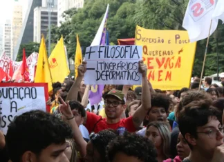 Votação do relatório do Novo Ensino Médio é adiada para 2024