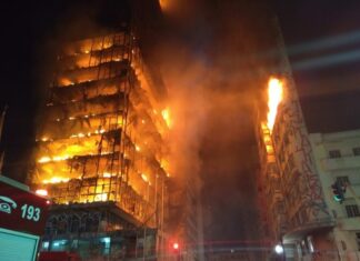 Incêndio destrói galpão na Vila Maria, em São Paulo