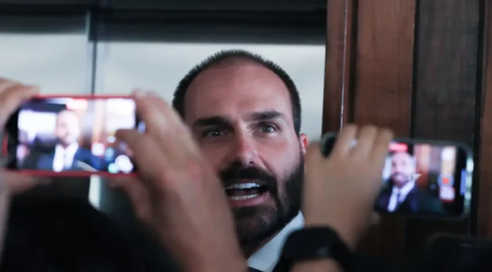 PF determina retorno imediato de Eduardo Bolsonaro a cargo de escrivão