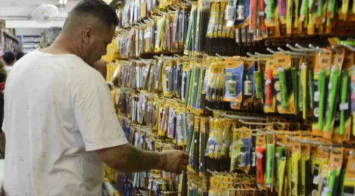 Preço de material escolar pode variar até 276% nas papelarias de SP