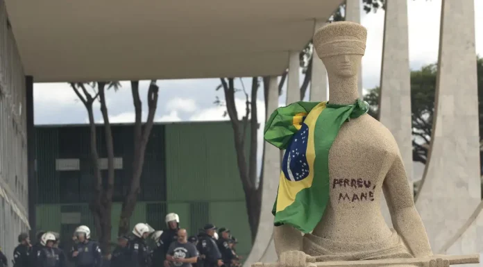 Moraes vota para condenar mulher que pichou “Perdeu, mané” no STF
