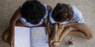 Brancos estudam em média 10,8 anos; negros, 9,2 anos