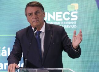 Bolsonaro diz que reajustará salário de servidores em 2023