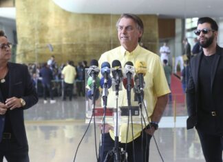 Bolsonaro recebe apoio de ex-senadores e cantores sertanejos