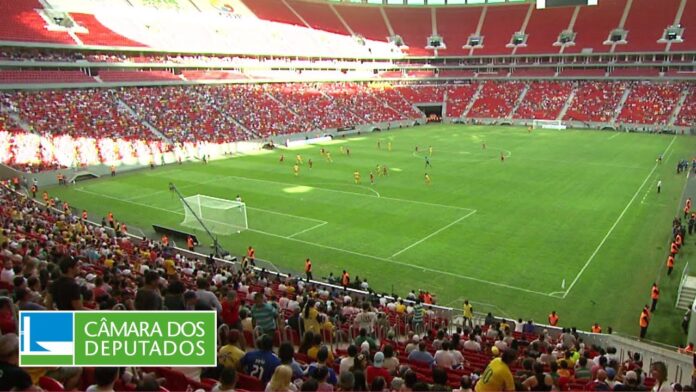 Jogadores de futebol reclamam que não estão recebendo direitos de imagem das bets; assista
