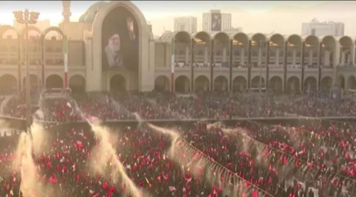 Milhares acompanham funeral de Ali Khamenei