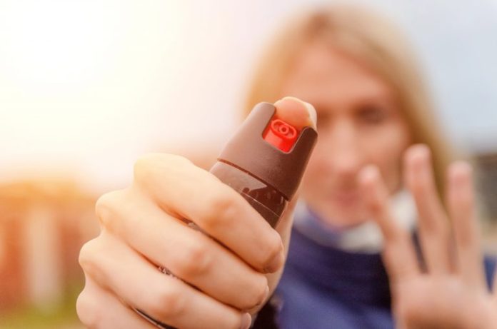 Lei autoriza venda de spray de pimenta para defesa pessoal de mulheres Lei autoriza venda de spray de pimenta para defesa pessoal de mulheres