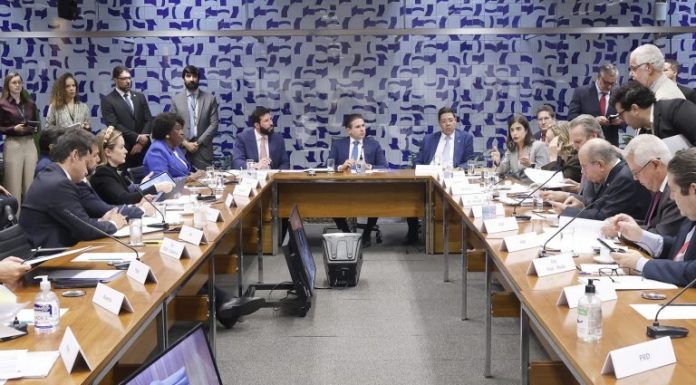 Líderes partidários definem na terça-feira projetos que serão analisados pelo Plenário Líderes partidários definem na terça-feira projetos que serão analisados pelo Plenário