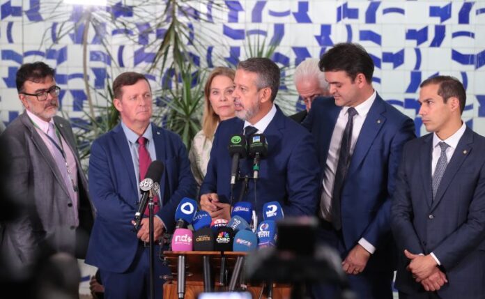 Lira aceita 3 de 100 emendas apresentadas ao projeto que amplia isenção do IR; acompanhe