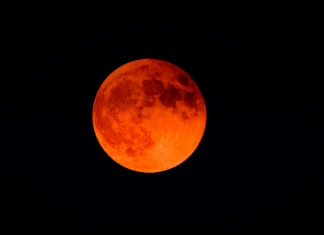 Eclipse total da Lua pode ser visto na sexta-feira (14)