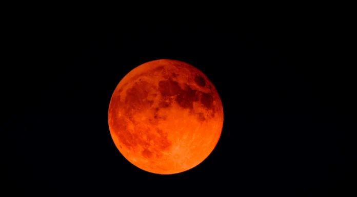 Eclipse total da Lua pode ser visto na sexta-feira (14)