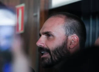 Moraes nega apreensão do passaporte de Eduardo Bolsonaro